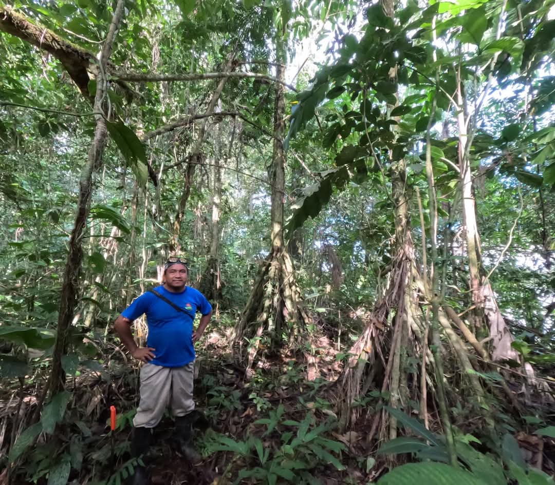 Photo du propriétaire sur son terrain, au cœur de la jungle équatorienne.